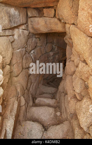 Il megalitico di nuraghe Albucciu, una pietra della struttura per età nei pressi di Arzachena nel Nord della Sardegna, Italia Foto Stock