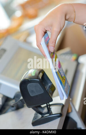 Donna prodotto di scansione Foto Stock