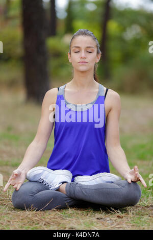 Natura sessione di yoga in splendidi boschi verdi Foto Stock