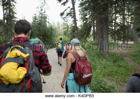 Insegnante e adolescenti all'aperto agli studenti della scuola con zaini escursioni nei boschi