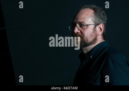 Scrittore scozzese Stuart MacBride assiste un photocall durante l'Edinburgh International Book Festival il 12 agosto 2017 a Edimburgo, Scozia. Foto Stock