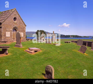 Vista estiva di Loch Leven e Loch Leven Castle dalla chiesa vicino al molo a sud di kinross house, Kinross-shire Foto Stock