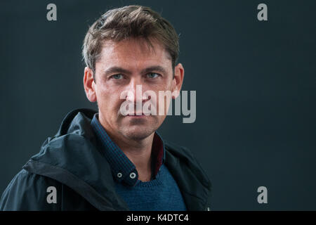 Direttore irlandese, presentatore della televisione, autore e oratore pubblico Conor Woodman frequenta un photocall durante l'Edinburgh International Book Festival su Foto Stock