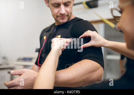 Ritratto di uomo bello arrivare preparato per la formazione di EMS Foto Stock