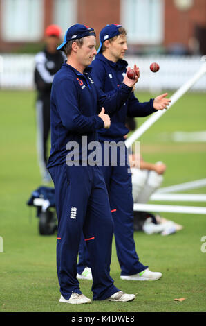 L'Inghilterra del Mason gru (sinistra) e Joe root durante la sessione di reti al Lords, Londra. Foto Stock