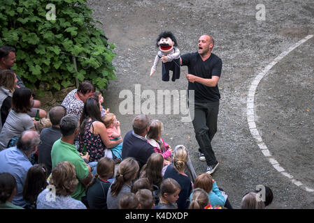 Trebah giardino, Cornwall - attori e marionette di eseguire nel gigante più intelligente in città in aria aperta anfiteatro a Trebah giardino in Cornovaglia. Foto Stock