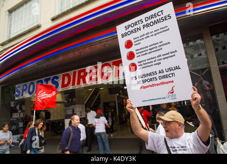 Unite l'Unione manifestanti al di fuori dello sport Direct flagship store su Oxford Street a Londra come il travagliato rivenditore è stato accusato di rinnegano una promessa di offrire ore garantito al personale a zero ore i contratti in un nuovo colpo per la società davanti della sua riunione annuale. Foto Stock