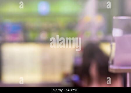 Persone sfocata a shopping mall background andare a fare shopping. Foto Stock