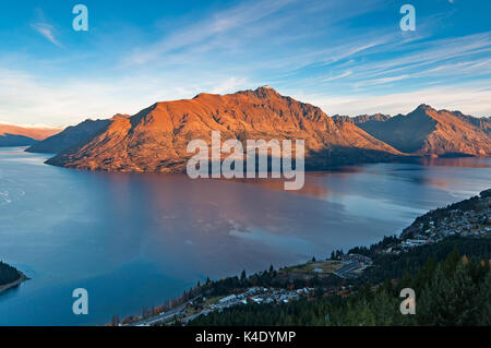 Bellissima vista del lago Wakatipu e Queenstown di South Island, in Nuova Zelanda. Foto Stock