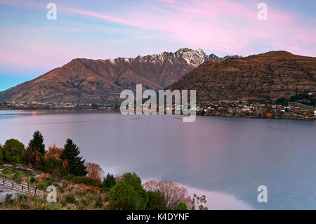 Tramonto sul lago Wakatipu e sulle montagne Remarkables a Queenstown, Nuova Zelanda. Foto Stock