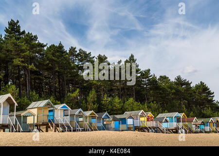 Cabine sulla spiaggia, la linea del bordo della spiaggia e della dissolvenza in chiusura del telaio a Wells accanto al mare sulla Costa North Norfolk. Foto Stock