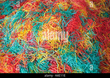 Pila di multi colore fasce in gomma in corrispondenza di un nastro di gomma fabbrica, Stato Mon, Myanmar. Foto Stock