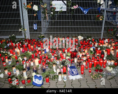 Vigil per il defunto FCM Fan Hannes S di fronte al MDCC, Arena Magdeburg il 12102016 Foto Stock