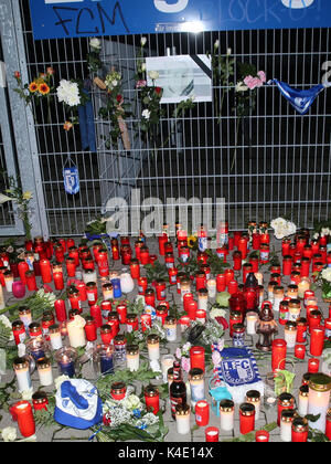 Vigil per il defunto FCM Fan Hannes S di fronte al MDCC, Arena Magdeburg il 12102016 Foto Stock