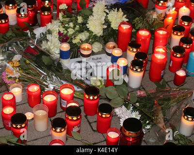 Vigil per il defunto FCM Fan Hannes S di fronte al MDCC, Arena Magdeburg il 12102016 Foto Stock