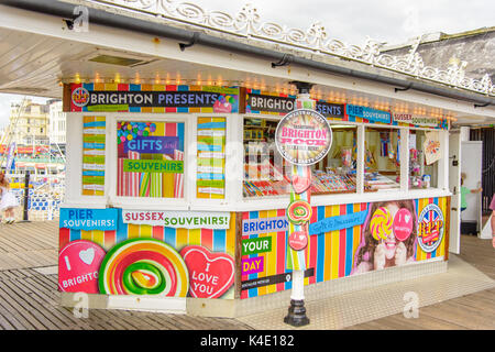 Rock shop sul molo di Brighton Foto Stock