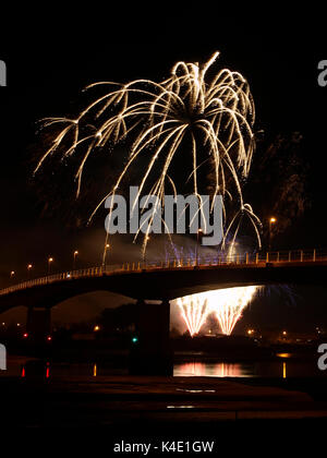 Fuochi d'artificio a Barnstaple club di rugby, presi dalle rive del fiume Taw in Barnstaple, Devon, Inghilterra. Organizzato da Barnstaple Tavola Rotonda Foto Stock