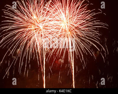 Fuochi d'artificio a Barnstaple club di rugby, presi dalle rive del fiume Taw in Barnstaple, Devon, Inghilterra. Organizzato da Barnstaple Tavola Rotonda Foto Stock