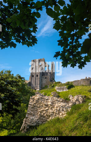 DORSET, Regno Unito - 16 AGOSTO 2017: una vista delle rovine di Corfe Castle nella bellissima contea del Dorset in Gran Bretagna, il 16 agosto 2017. Foto Stock