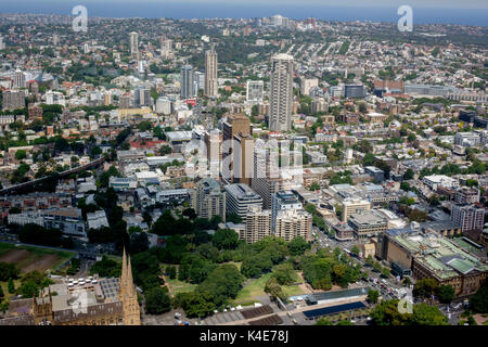 Veduta aerea dalla Torre di Sydney guardando verso l'area di Kings Cross di Sydney il cartello Giant Kings Cross Coca-Cola visibile novembre 2016 Foto Stock
