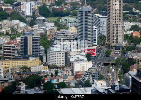 Vista aerea di Sydney guardando verso Kings Cross Area di Sydney e il Gigante di Kings Cross segno di coke Novembre 2016 Foto Stock