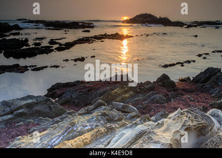 Formazione rocciosa costa del tramonto. Foto Stock