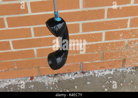 Old Bell Aliant publifon sinistra fuori dal gancio del commutatore a Barrie plaza con mattoni rossi di sfondo e carichi di sale sul terreno. Foto Stock