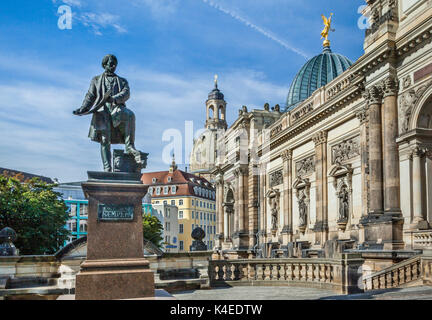 In Germania, in Sassonia, Dresda, la Terrazza di Brühl, memoriale per l architetto tedesco Gottfried Semper a Dresda Accademia delle Belle Arti con il suo inconfondibile Foto Stock