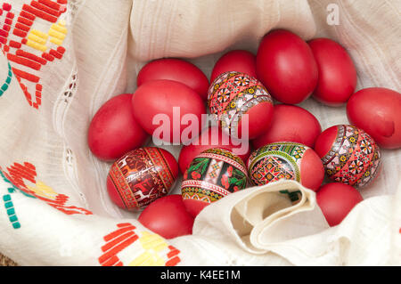 Uova di Pasqua bollite e dipinte di rosso in una ciotola. Foto Stock