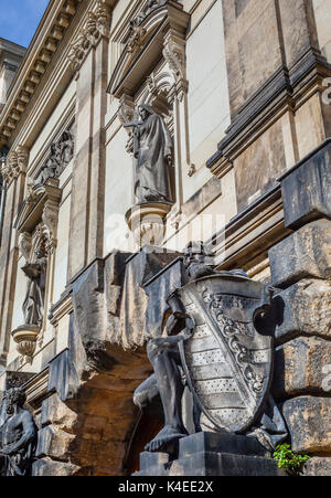 In Germania, in Sassonia, Dresda Accademia di Belle Arti, facciata scolpita dettaglio del Lipsius Foto Stock