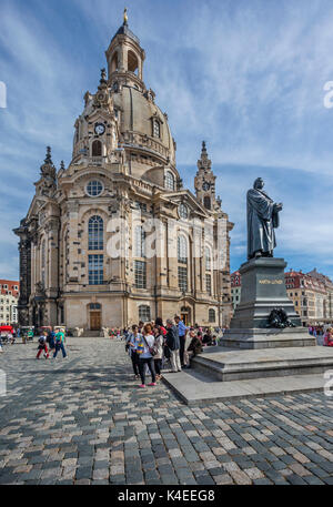 In Germania, in Sassonia, Dresda, piazza Neumarkt con vista di Martin Lutero Memorial e la ricostruzione della Frauenkirche di Dresda Foto Stock