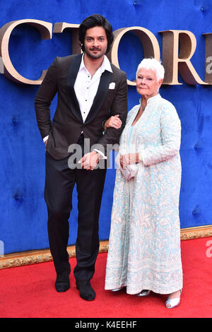 Ali Fazal e Dame Judi Dench arrivando al Victoria & Abdul premiere presso il cinema Odeon di Londra. Stampa foto di associazione. Picture Data: martedì 5 settembre. Foto di credito dovrebbe leggere: Matt STANLEY A. CROSSICK/filo PA. Foto Stock