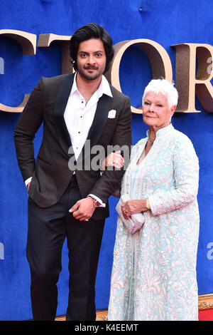 Ali Fazal e Dame Judi Dench arrivando al Victoria & Abdul premiere presso il cinema Odeon di Londra. Stampa foto di associazione. Picture Data: martedì 5 settembre. Foto di credito dovrebbe leggere: Matt STANLEY A. CROSSICK/filo PA. Foto Stock