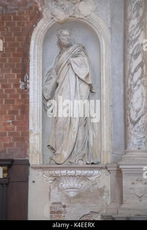 Venezia Veneto Italia. Interno della Basilica di Santa Maria Gloriosa dei Frari, San Pietro statua di Alessandro Vittoria. Foto Stock