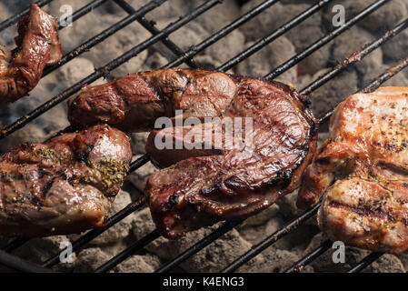 Condito costolette di maiale e bistecca di agnello per la cottura sul carbone di legna per barbecue grill. Foto Stock