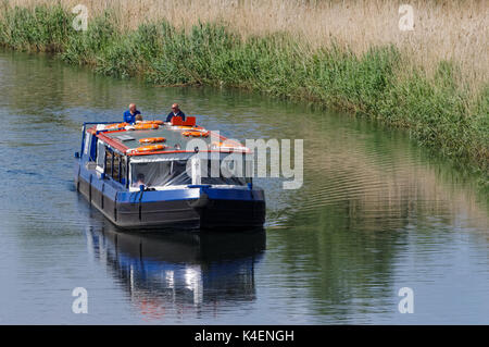 Tour in barca sul fiume Lea vicino a Stratford, Londra Inghilterra Regno Unito Foto Stock