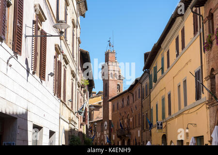 La storica città vecchia in una soleggiata giornata estiva, Buonconvento Toscana Italia Europa UE Foto Stock