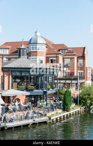Vista di Cote Brasserie e Eton riverside dal ponte di Windsor, Windsor, Berkshire, Inghilterra, Regno Unito Foto Stock