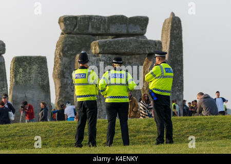Pattuglia di polizia a Stonehenge monumento preistorico nel Wiltshire, Inghilterra Regno Unito Regno Unito Foto Stock