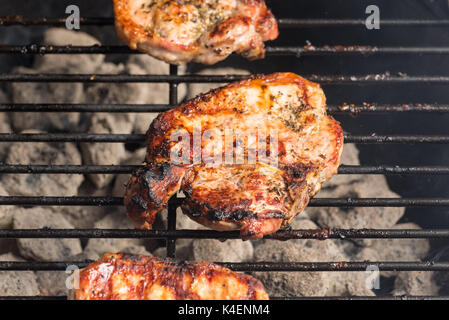 Condito costolette di maiale e bistecca di agnello per la cottura sul carbone di legna per barbecue grill. Foto Stock