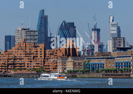 Battello da crociera sul Fiume Tamigi con la città di grattacieli in background, London, England, Regno Unito, Gran Bretagna Foto Stock