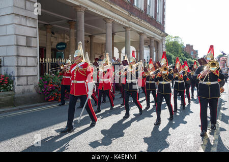 Il cambio della guardia parade, High Street, Windsor, Berkshire, Inghilterra, Regno Unito Foto Stock