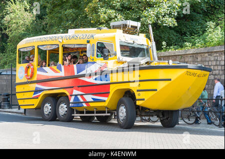 Windsor Duck Tours veicolo anfibio, High Street, Windsor, Berkshire, Inghilterra, Regno Unito Foto Stock