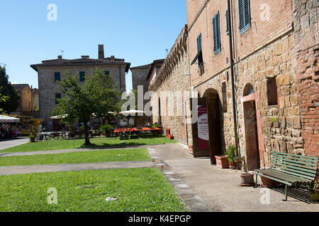La storica città vecchia in una soleggiata giornata estiva, Buonconvento Toscana Italia Europa UE Foto Stock