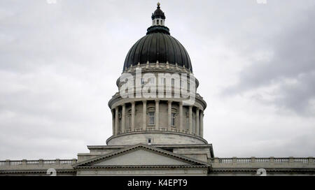 La cupola della Utah State Capitol Building su un cielo grigio. Foto Stock