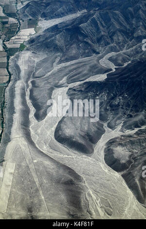 Linee di Palpa (antica geoglifi) e asciugare riverbed nel deserto vicino a Nazca, Regione di Ica, Perù, Sud America - aerial Foto Stock