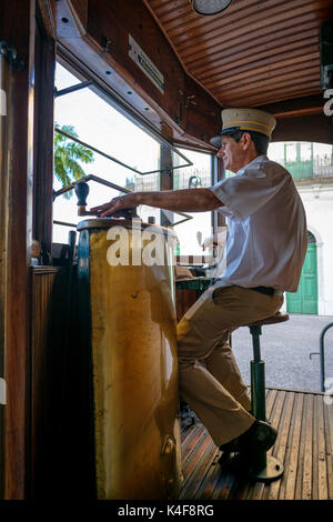 Conduttore maschio di un restaurato 1911 tram storico in posa per un ritratto della città di Santos, Stato di Sao Paulo, Brasile. Foto Stock