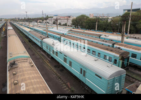 Il kazako treni e carrozze a Almaty stazione ferroviaria nel sud del Kazakistan Foto Stock