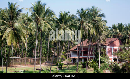 Attraente casa a due piani tra palme da cocco Goa in India Foto Stock