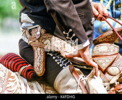 Pistola di fantasia di un messicano Vaquero (cowboy) a Charreada {Rodeo) evento. Foto Stock